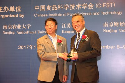 Academician of Chinese Academy of Engineering, Professor BaoGuo Sun, presented the Award to Mr. Charlie Lee, Lee Kum Kee Sauce Group Chairman (right)