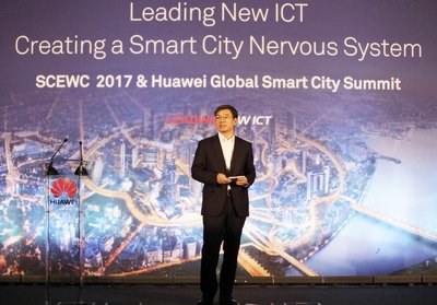 Yan Lida, Presiden Huawei Enterprise BG, menyampaikan ucapan perasmian di Sidang Kemuncak Bandar Pintar Global Huawei.