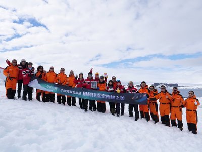 QQ-X计划队员于南极长城站合影
