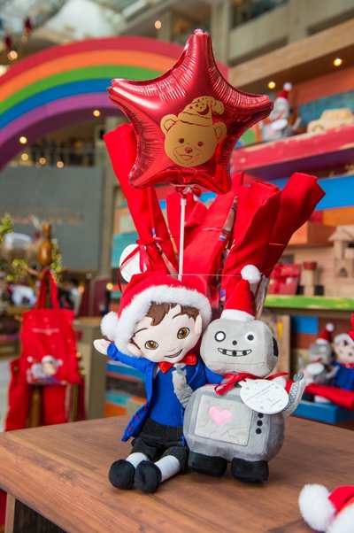 LANDMARK presents exclusive festive merchandise, including adorable plush toys of the iconic robot and his “master”; a fabulous set of collectible craft cards; festive tote bags featuring an array of this year’s characters, available for purchase at LANDMARK ATRIUM, with all proceeds going to Make-A-Wish Hong Kong.