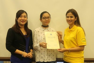 The Award was presented by to Zahara Nordin by Associate Professor Dr. Jessica Ong Hai Liaw (left) who is the Deputy Dean of Administration and Students Affair, Faculty of Defence Studies and Management at the National Defence University of Malaysia in her capacity as advisory board member together with International Program Director of Bdec Resources, Ms. Sonia Ayesha Rashidi (right).