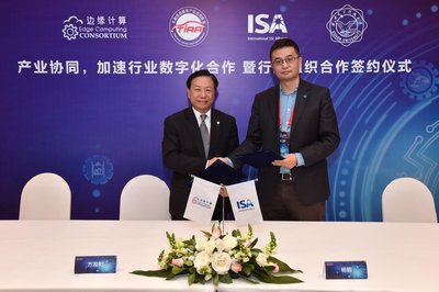 ECC副理事長方發和（左）與ISA副秘書長楊鶴（右）簽署戰略合作協議
