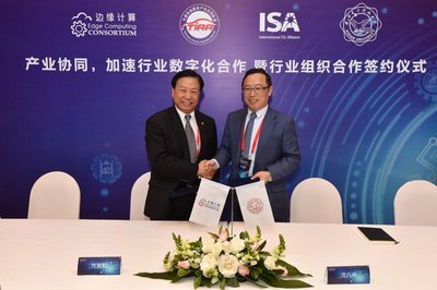 Walter Fang (left), ECC Vice Chairman, and Shen Bazhong (right), Dean of School of Telecommunications Engineering of Xidian University sign the strategic cooperation agreement