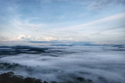 Pemandangan pagi dari puncak Bukit 'Negeri Diatas Awan' Bolau, Desa Tapin Bini, Kabupaten Lamandau Kalimantan Tengah.