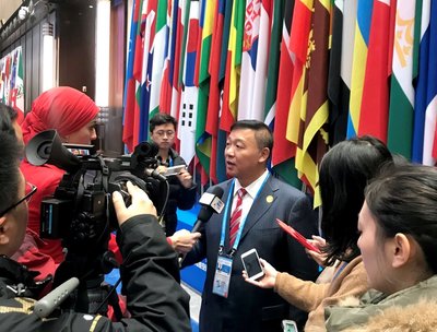 第四届世界互联网大会开幕式当天，第一视频集团董事局主席张力军（中）接受中外记者采访