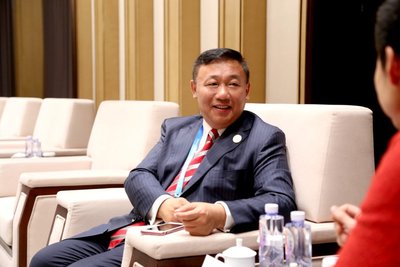 12月4日第一视频集团董事局主席张力军（左）就分论坛发言接受中新社记者专访