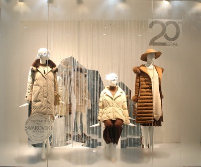 艾莱依20周年门店展示（橱窗右边模特身着采用施华洛世奇元素的羽绒服）