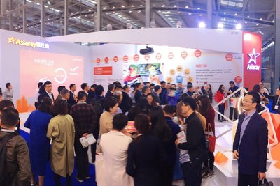 Asiaray's creative booth attracts many professionals to visit.
