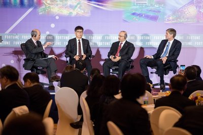 Chairman & CEO of Midea Group, Paul Fang, discussing “Openness and Innovation Shaping the Global Economy” with representatives from Fortune 500 Companies over Midea’s breakfast meeting during Fortune Forum