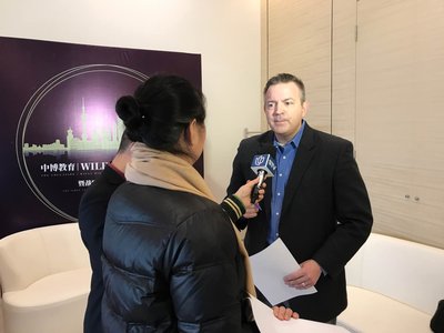 图为Opus Financial Solutions LLC(Opus)投资管理公司总裁Ben Jones在接受上海电视台新闻综合频道记者就本次峰会的采访。