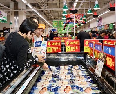 首批4个带有MSC标签的单品已在全国400多家沃尔玛购物广场推广销售，图为顾客在沃尔玛深圳蛇口店选购MSC认证海产品。