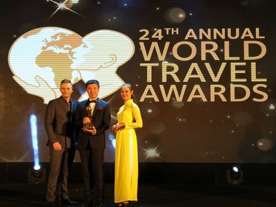 Xu Lidong, President of Deer Jet received the trophy for "2017 World's Leading Private Jet Charter" at the 24th World Travel Awards Grand Final