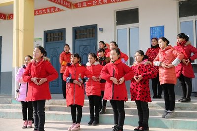 马圩小学学生表演《感恩的心》