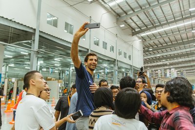 Florian Holm, Co CEO Lazada Indonesia puas ber-selfie dengan para wartawan saat Lazada Warehouse Visit pada hari pertama HARBOLNAS 12 Desember silam