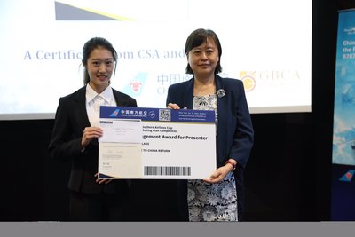 澳洲国际商学院（GBCA）的梁锶琦（左一）获得个人演讲鼓励奖