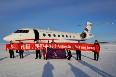 คำบรรยายภาพ - ทีมทดสอบบินของ Deer Jet ฉลองการลงจอดที่แอนตาร์กติก