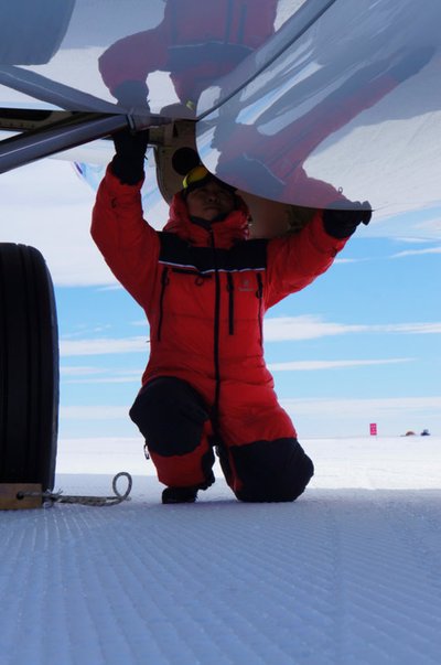 คำบรรยายภาพ - วิศวกรของ Deer Jet ทำการทดสอบความปลอดภัยของเครื่องบินเจ็ตส่วนตัว หลังลงจอดที่แอนตาร์กติก