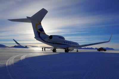 金鹿公务旗下的公务机成功登陆南极狼牙机场