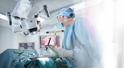 2016/17财年，蔡司高度专注于内外协作。用于神经外科领域的KINEVO 900机器人可视化系统就是这一理念的绝佳代表，在神经外科领域掀起一场可视化的技术革命。它由来自14个国家的50名神经外科医生联合开发，涉及10个客户群。