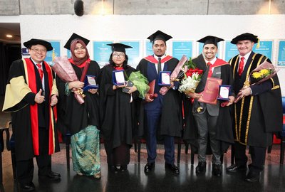 Dean of Faculty of Business and Law, Associate Prof. Dr Chong Aik Lee (left) and IUMW’s Deputy Vice Chancellor, Mr Stephen Griffiths (right) capturing the moments with recipients of Best Student Awards 2017, Shahrul Bariah Binti Mustaffa Kamal (second left), Noreema Binti Norizan, Mohammed Taufiq Bin Iqbal, Anil Sk Nair (two from right).