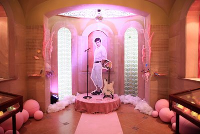 乔任梁纪念展布置成他最喜爱的粉色主题