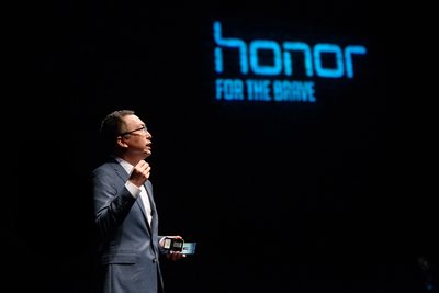 "Currently, Honor’s overseas business contributes 15% of our total revenue. I expect continued growth in China, but even more aggressive growth overseas. And I anticipate half and half contribution on revenue by 2020, with overseas business surpassing sales in China by 2022," says George Zhao, President of Honor.