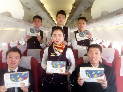 海航集团旗下首都航空机组人员为旅客准备爱心餐盒