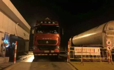 图为龙口胜通能源有限公司运输公司LNG槽车在中海油金湾接收站装货