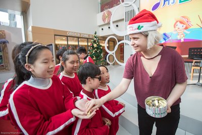 中外音乐家与上海盲童和外来务工者子女在音乐中共迎圣诞