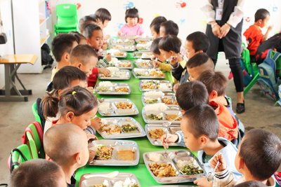 贵州省织金县讨瓦小学山村幼儿园小朋友的午餐