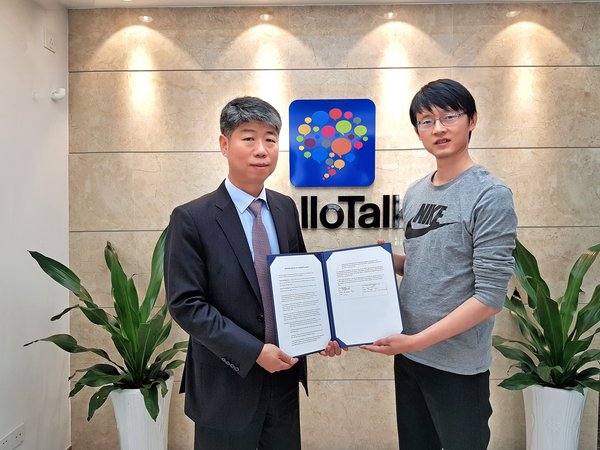 SYSTRAN Vice President Dongpil Kim (left) and HelloTalk CEO Zackery Ngai (right) signed a Memorandum of Understanding to provide higher quality translation service.