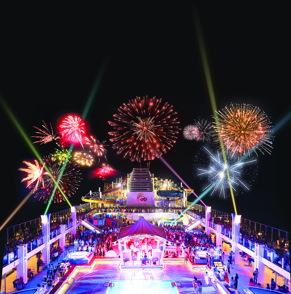 星梦邮轮“世界梦号”上演亚洲首个海上电幻激光烟花秀