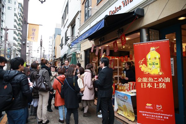Local residents in Tokyo in a rush to purchase rice bran oil produced in China