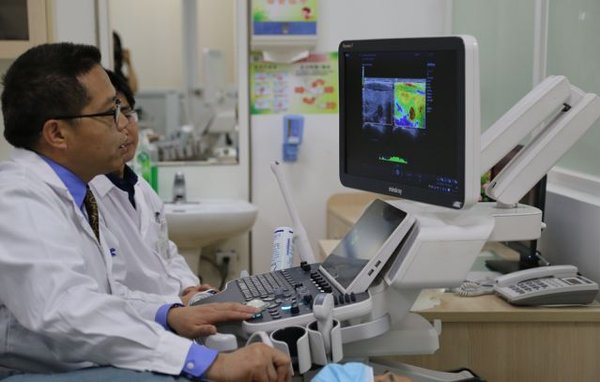 深圳市人民医院超声科徐金锋主任对病人进行诊断