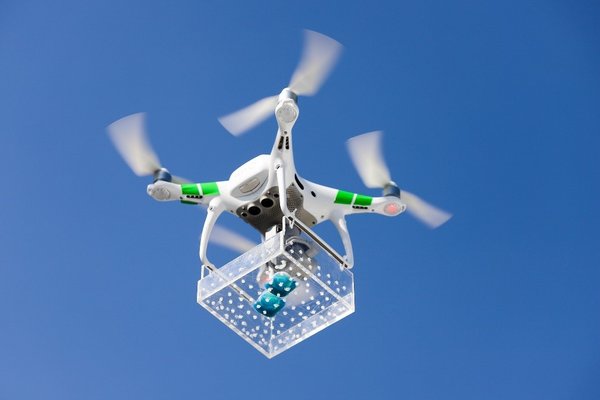 象征未来科技的无人机运送“抑菌洗衣球”