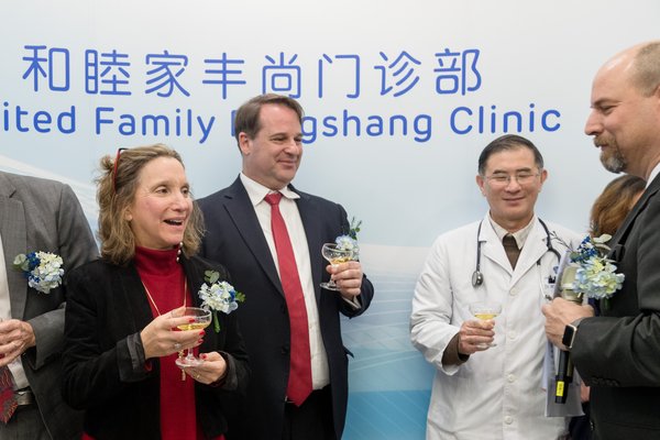 和睦家医疗创始人及首席执行官李碧菁女士（左）与美国驻上海总领事馆谭森总领事（中）共同庆祝和睦家丰尚门诊部的正式开业