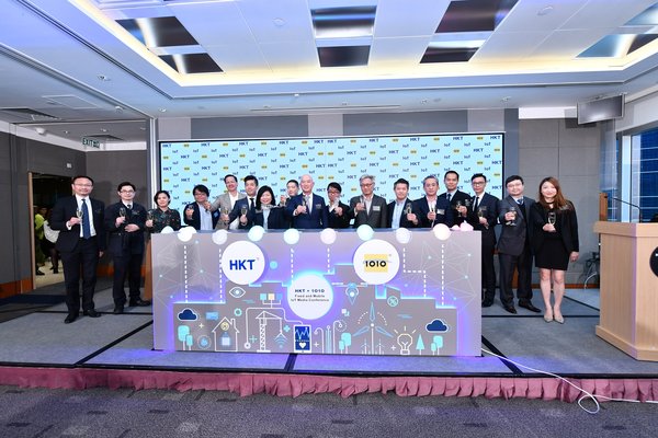 香港電訊商業客戶董事總經理陳紀新先生, 與IoT商業合作夥伴，攜手啟動物聯網生態圈。