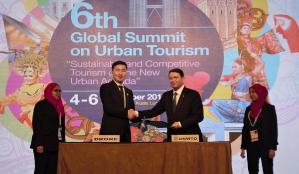 图为卓锐科技董事长宋夫华与联合国世界旅游组织秘书长塔勒布-瑞法依签署战略合作协议