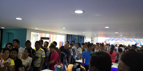 Honor fans in Myanmar line up to try out Honor’s cool gadgets