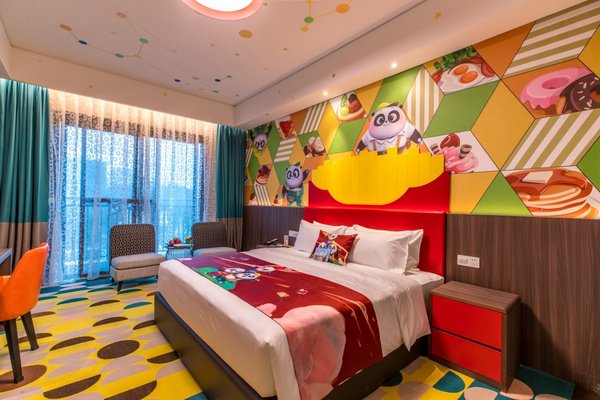 全新广州长隆熊猫酒店共有四种不同主题客房，其中“帅帅房”体现出熊猫三胞胎老二帅帅的贪吃性格。