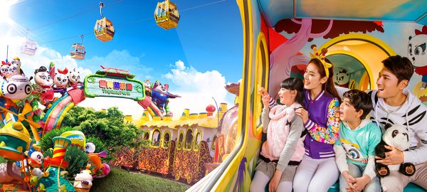 玩转广州长隆野生动物世界的熊猫乐园，坐茶壶火车、看4D熊猫三胞胎冒险大片。