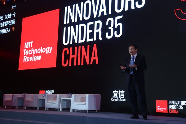 宜信公司创始人、CEO唐宁在宜信与《麻省理工科技评论》联合主办的35岁以下科技创新35人颁奖典礼上发表演讲
