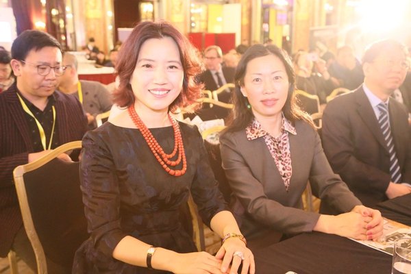 法国华人旅游协会会长袁玲女士（左）和中国驻法使馆参赞陆青江女士（右）在年会现场的合影