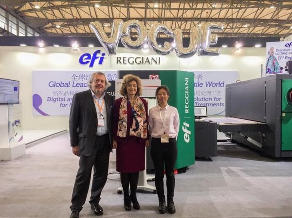 EFI Reggiani副总裁/总经理Adele Genoni（中间），销售及市场营销总监Michele Riva（左一）与TPF的Ivy Chen（右一）