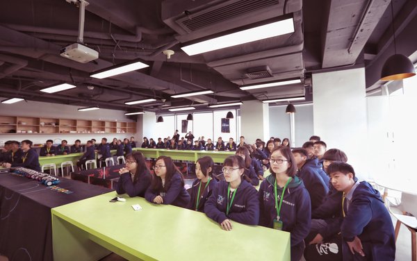 Para pelajar dari Kawasan Baharu Xiong’an melawat Makeblock