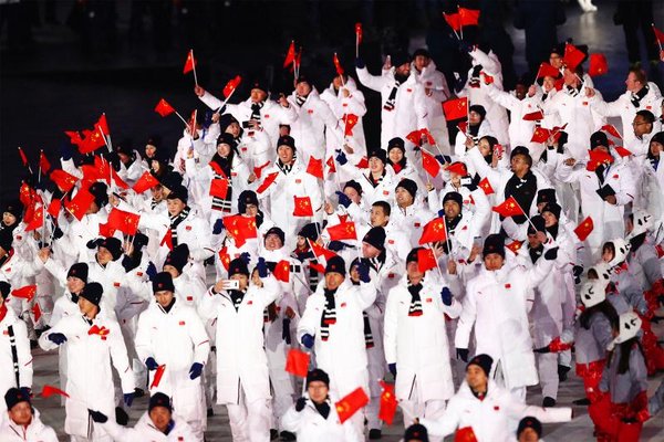 中国体育代表团挥舞国旗入场