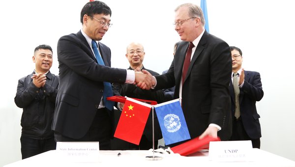 Nicholas Rosellini, UN Resident Coordinator and UNDP Resident Representative for China and Mr. Cheng Xiaobo, President of State Information Center sign an MOU to strengthen research capacity for the China National Human Development Report