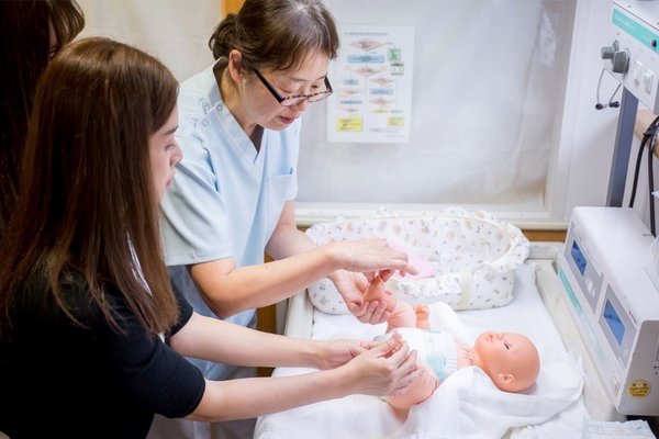 产院匠心护士为妈妈演示如何在宝宝洗澡后 边换尿布边做抚触操