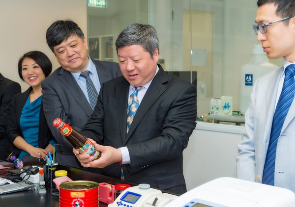 黄国平会长（右二）在李锦记实验室了解蚝油制作工艺