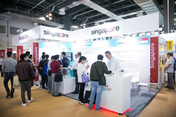2017Medtec 中国展上，众多观众正在与新加坡展团的参展企业交流产品